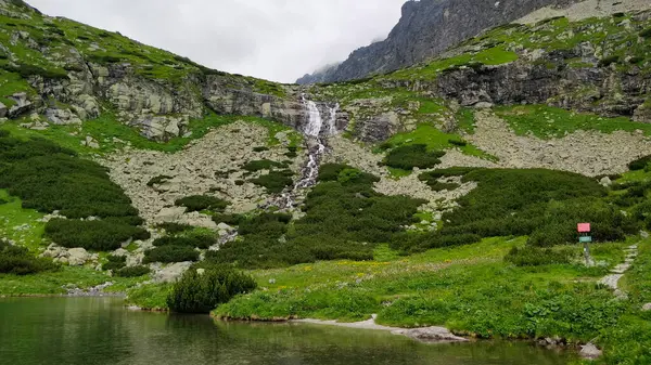 Wodospad Wpływający Jeziora Górskiego Dużej Wysokości Tatry Słowackie Pochmurny Zimny — Zdjęcie stockowe