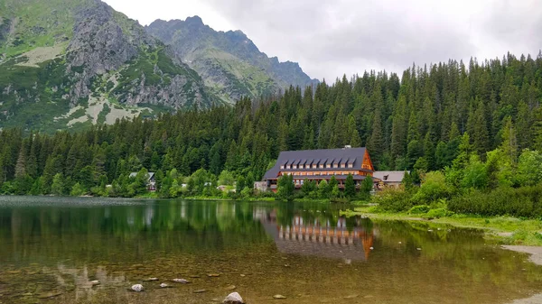 Visa Hotellstuga Slovakiska Bergen Reflekterar Sjön Med Skog Och Berg — Stockfoto