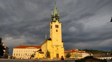 Kara bulutlu bir günde Pribram şehrinde büyük bir kilise.