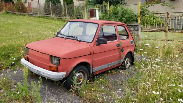 Velho Eliminado Vermelho Fiat Estacionado Frente Casa — Fotografia de Stock