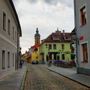 Ortaçağ 'ın güzel kasabası Ceske Budejovice' nin arka planında Kara Kule olan sokakları.