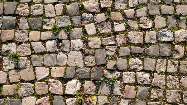 Parke taşlarından yapılmış eski ortaçağ yolunun detaylı görüntüsü.