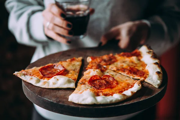 Mãos Segurando Uma Placa Com Pepperoni Pizza Copo Vinho — Fotografia de Stock