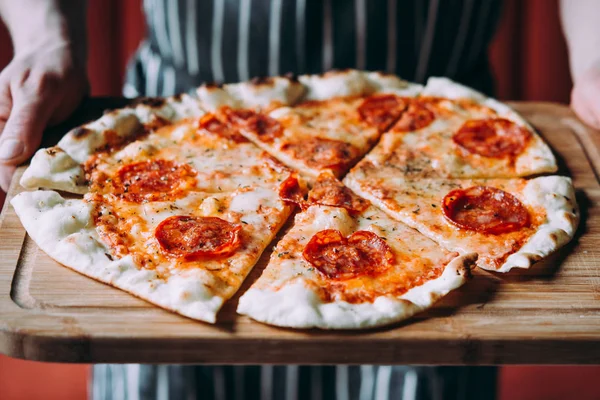 Mãos Segurando Uma Placa Com Pepperoni Pizza Copo Vinho — Fotografia de Stock