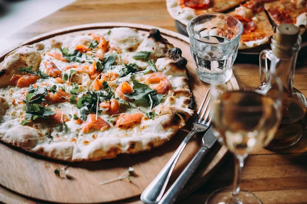 Delicioso Salmão Ruccola Pizza Servido Com Copo Vinho Uma Mesa — Fotografia de Stock