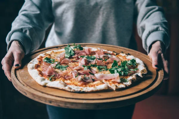 Mãos Segurando Uma Placa Com Presunto Prosciutto Pizza Imagem Tonificada — Fotografia de Stock