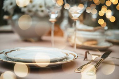 Lüks akşam yemeği partisi için hizmet tablo