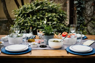 Akdeniz tarzı partisi yemek için görev tablosu