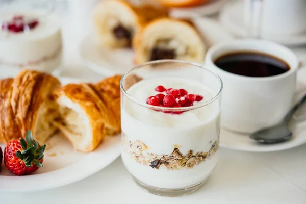 Granola Dengan Yogurt Dan Berry Disajikan Untuk Sarapan — Stok Foto