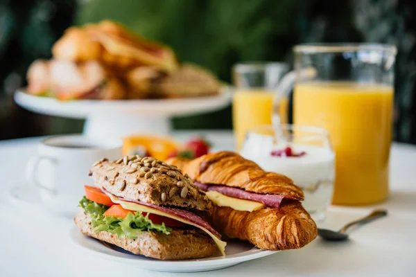 Sarapan Sehat Disajikan Dengan Kopi Hitam Sandwich Muesli Dan Jus — Stok Foto