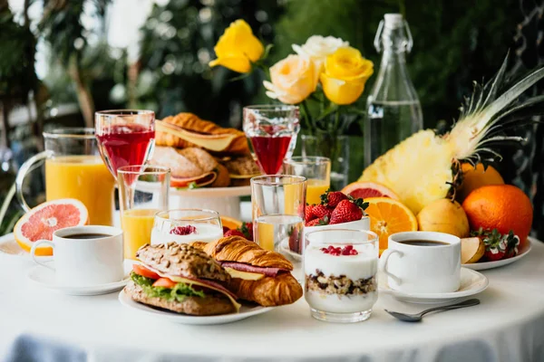 Desayuno Saludable Servido Con Café Frouts Sándwiches —  Fotos de Stock