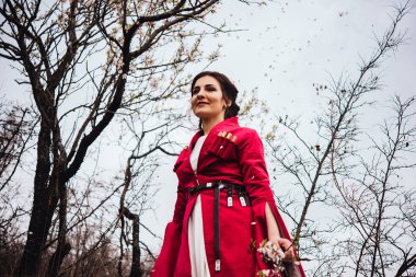 Geleneksel Gürcü elbise ayakta kiraz çiçeği giyen genç güzel kız portresi.