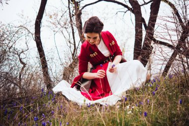 Çiçek kadar geleneksel Gürcü elbise genç güzel kız.