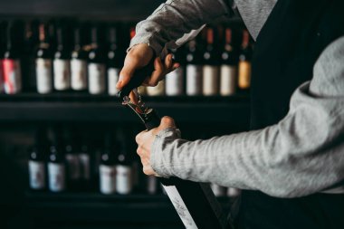 bir şişe şarap açmak.