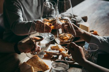 Şarap ve peynir, bir bar veya bir restoran samimi bir parti için servis.