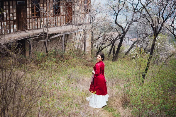 Młoda Piękna Dziewczyna Tradycyjne Gruzińskie Sukience Stoi Przed Domem Gruziński — Zdjęcie stockowe