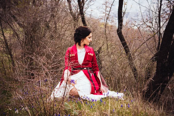 Młoda Piękna Dziewczyna Tradycyjne Gruzińskie Sukience Zbierając Kwiaty — Zdjęcie stockowe