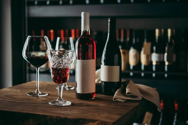 Olika Glas Och Flaskor Vin Serveras Ett Träbord Bar Eller — Stockfoto