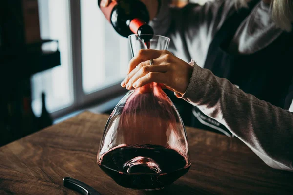 Despeje Vinho Tinto Decantador Para Respirar — Fotografia de Stock
