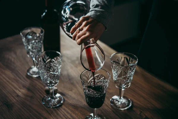 Despejando Vinho Tinto Decantador Copos — Fotografia de Stock