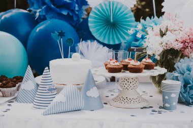 Çocukların Doğum günü partisi masa dekorasyonu