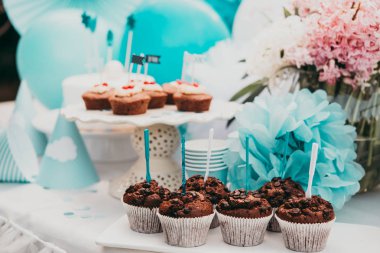 Çocukların Doğum günü partisi masa dekorasyonu