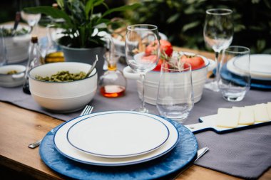 Akdeniz tarzı partisi yemek için görev tablosu