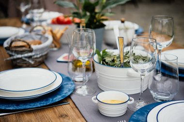 Akdeniz tarzı partisi yemek için görev tablosu