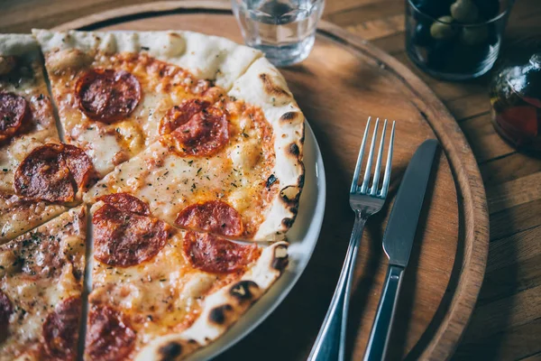 Delicioso Pepperoni Pizza Servido Uma Mesa Madeira Para Jantar — Fotografia de Stock