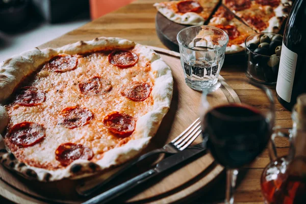 Delicioso Pepperoni Pizza Servido Uma Mesa Madeira Para Jantar — Fotografia de Stock