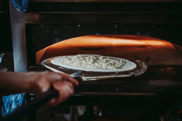 Szef Kuchni Jest Wprowadzenie Pizzy Piecu — Zdjęcie stockowe