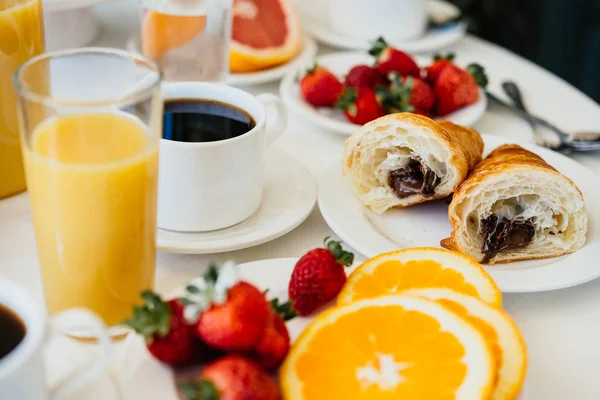 Egészséges Reggeli Kerül Felszolgálásra Fekete Kávé Croissant Narancslé Gyümölcsök — Stock Fotó