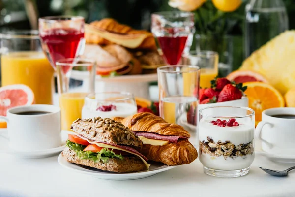 Sarapan Sehat Disajikan Dengan Kopi Kentang Goreng Dan Sandwich — Stok Foto