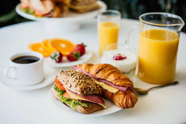 健康早餐供应黑咖啡 三明治 麦片和橙汁 — 图库照片