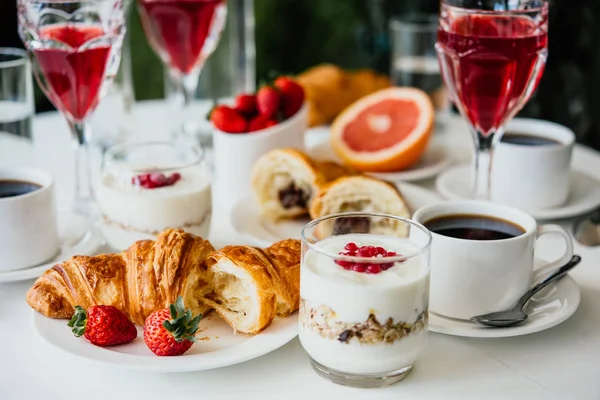 Sarapan Sehat Disajikan Dengan Kopi Hitam Croissant Muesli Dan Buah — Stok Foto