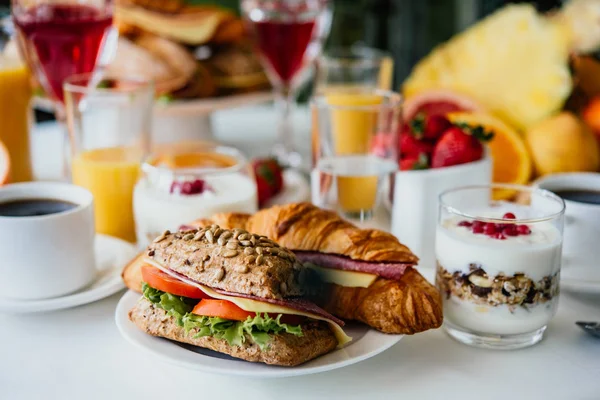 Sarapan Sehat Disajikan Dengan Kopi Kentang Goreng Dan Sandwich Dan — Stok Foto