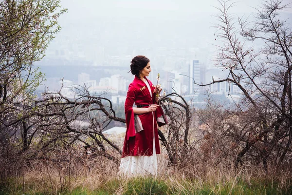 Şehrin Içinde Belgili Tanımlık Geçmiş Ile Geleneksel Gürcü Elbise Genç — Stok fotoğraf
