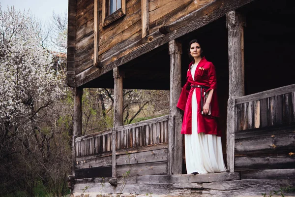 Ung Vacker Flicka Bär Traditionella Georgiska Klänning — Stockfoto