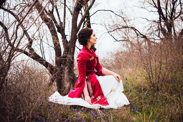 Giovane Bella Ragazza Indossa Abito Tradizionale Georgiano Raccogliendo Fiori — Foto Stock