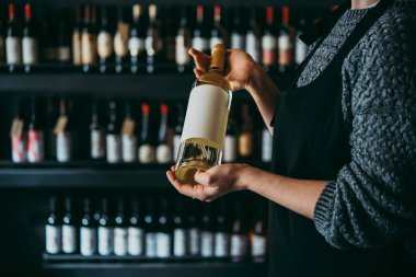 El holdong bir şarap şişesi.