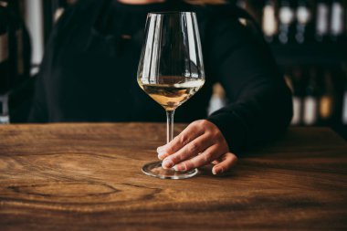 Bir bardak şarap tutan el.