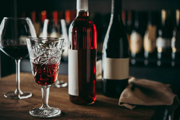 Diferentes Copos Garrafas Vinho Servidos Uma Mesa Madeira Bar Uma — Fotografia de Stock