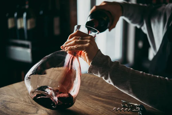 Despeje Vinho Tinto Decantador Para Respirar — Fotografia de Stock