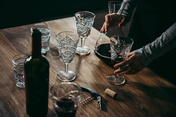 Despejando Vinho Tinto Decantador Copos — Fotografia de Stock