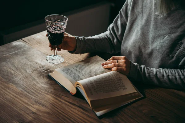 Goditi Bicchiere Vino Mentre Leggi Libro — Foto Stock