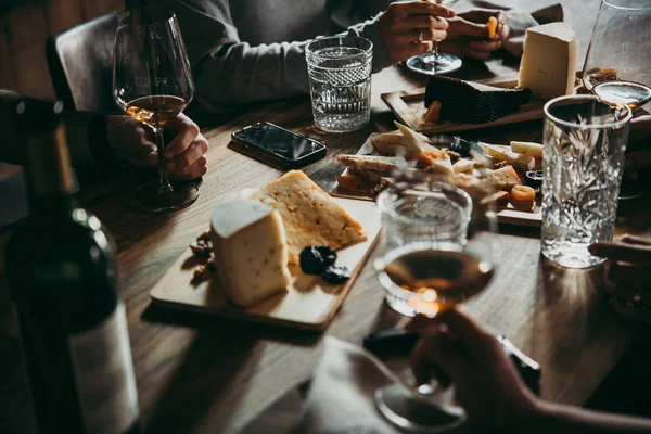 酒吧或餐厅为友好聚会服务的葡萄酒和奶酪 — 图库照片
