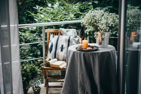 Güzel teras ya da balkon küçük masa, mumlar ve çiçekler