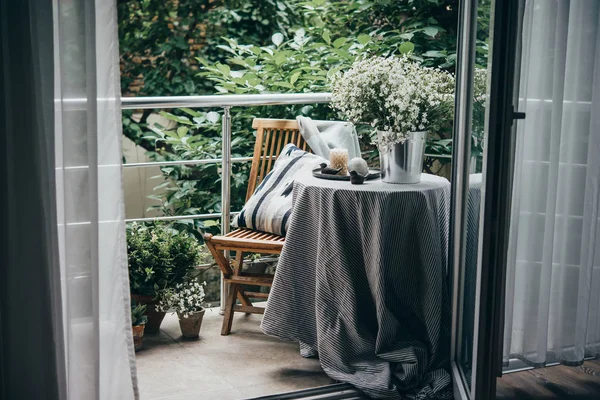 Indah Teras Atau Balkon Dengan Meja Kecil Kursi Dan Bunga — Stok Foto