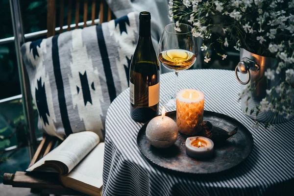 Fles Wijn Glas Kaarsen Een Mooi Terras Balkon — Stockfoto