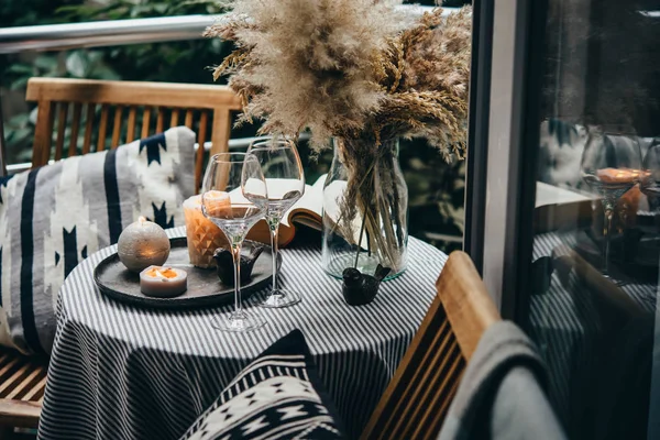 Bella Terrazza Balcone Con Candele Bicchieri Vino Prenotare Tavolo — Foto Stock